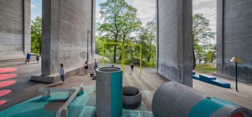 A picture of the playground and artwork underneath Tranebergsbron