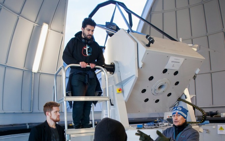 Students and teacher at the AlbaNova telescope