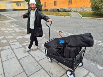 Per Askergren, med sin utrustning utanför Historiska museet efter en av dags fotografering i samlingarna. Foto: Sara Gummesson