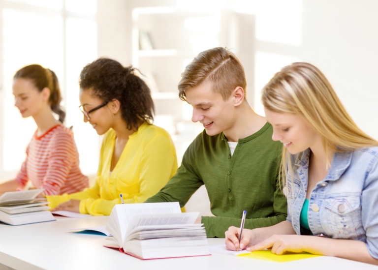 Studenter som sitter och studerar i ett klassrum.
