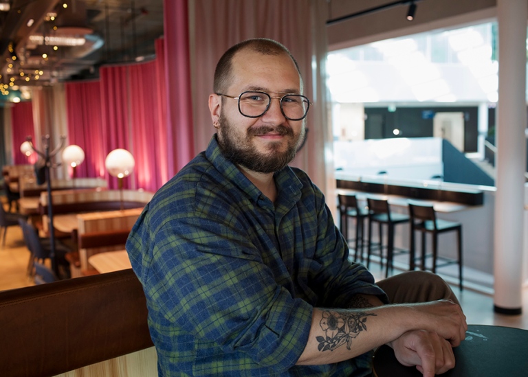 Svante Wirtén sitter och tittar in i kameran.