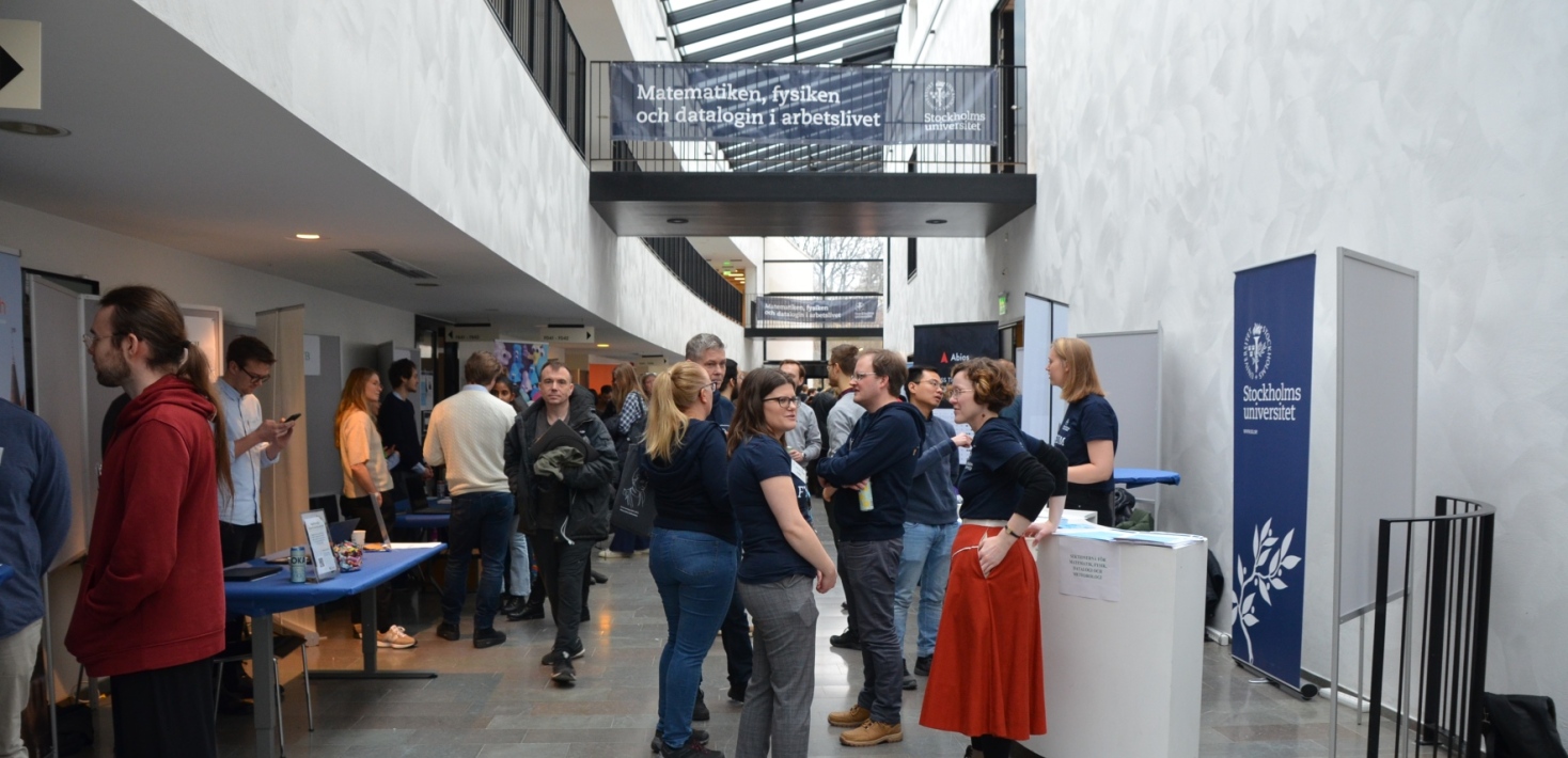 Lots of people mingling in a corridor in Albanova during the career fair 2023.