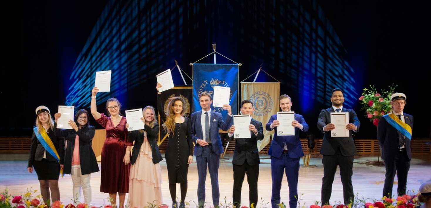Studenter tar examen i Aula Magna