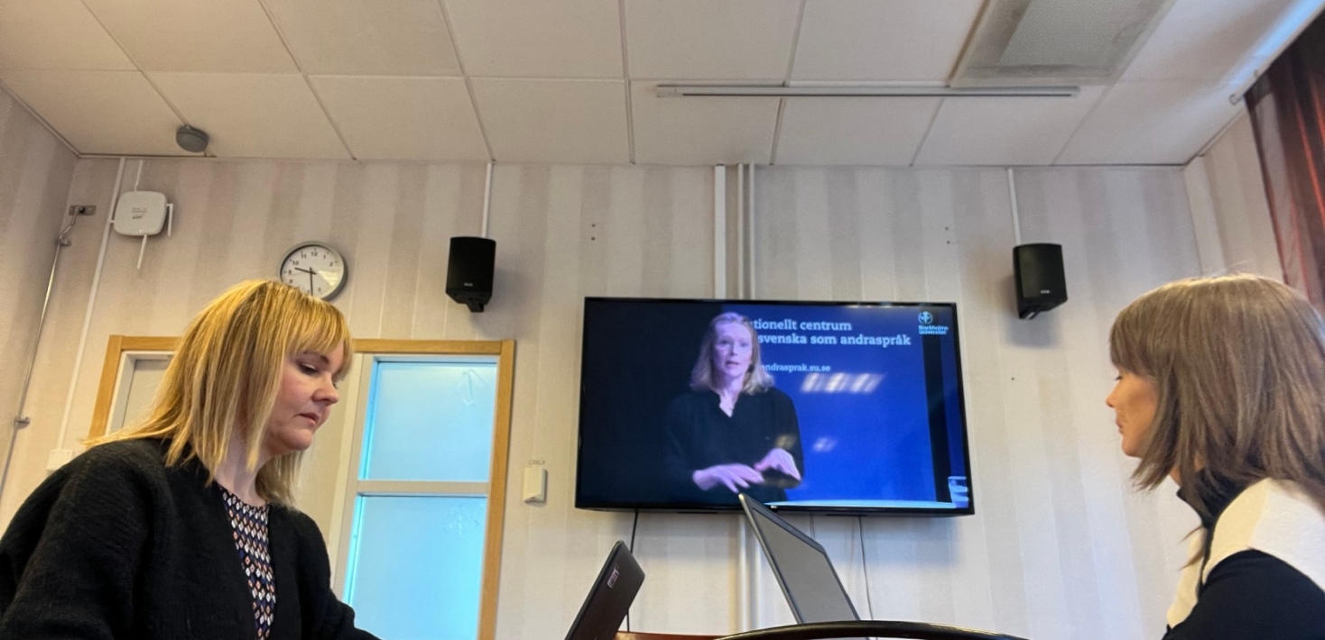 Lärare sitter tillsammans och tittar på Symposiet som sänds digitalt