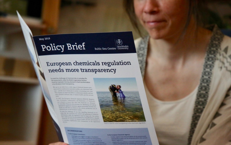 Person läser en policy brief.