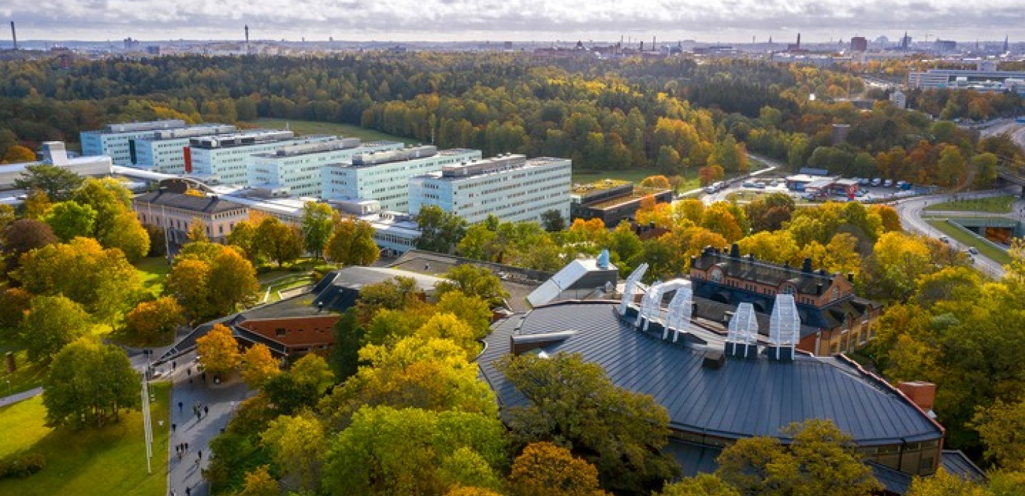 Drönarbild över Stockholms universitet i höstskrud.