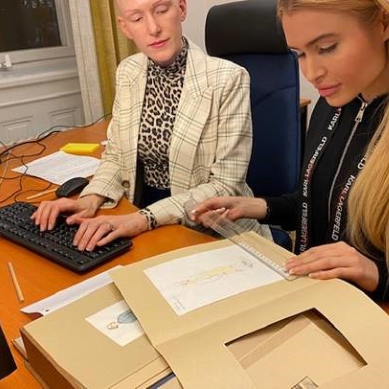 Praktikanter registrerar samlingen med Folk- och landskapsdräkter. Foto: Camilla Hjelm
