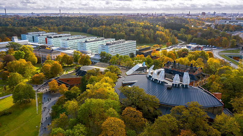 Drönarbild över Stockholms universitet i höstskrud.