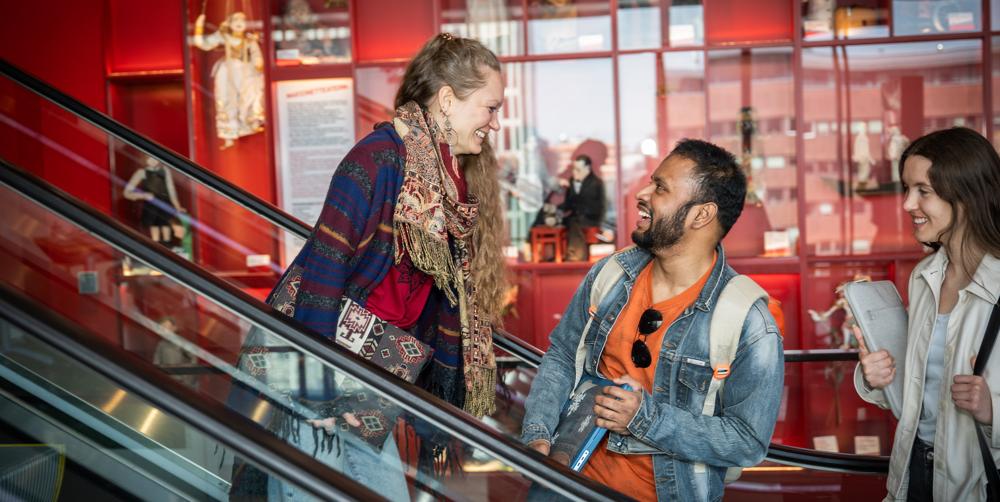 Studenter står och pratar med varandra i en trappa