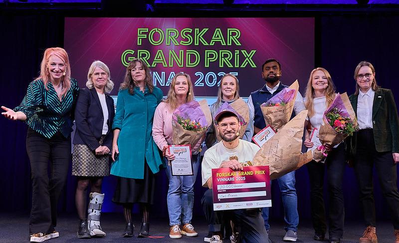 Forskar Grand Prix-finalen 2025 Finalisterna Petra Holmberg, Vivek Venkatesh Shenoy, Magdalena Lindblom, vinnaren Carl Öhman, jurymedlemmarna Lena Nordlund och Nina Wormbs samt prisutdelaren Maria Thuveson rådsdirektör på Vetenskapsrådet i Forskar Grand Prix-finalen samt konferencier Josefin Johansson. Foto Thomas Carlgren