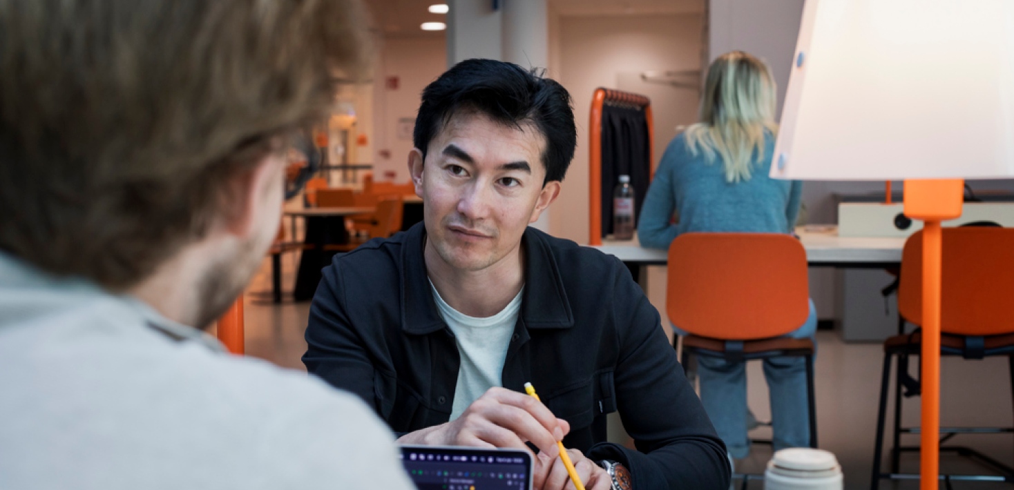 Manlig student vid studieplats på campus Albano