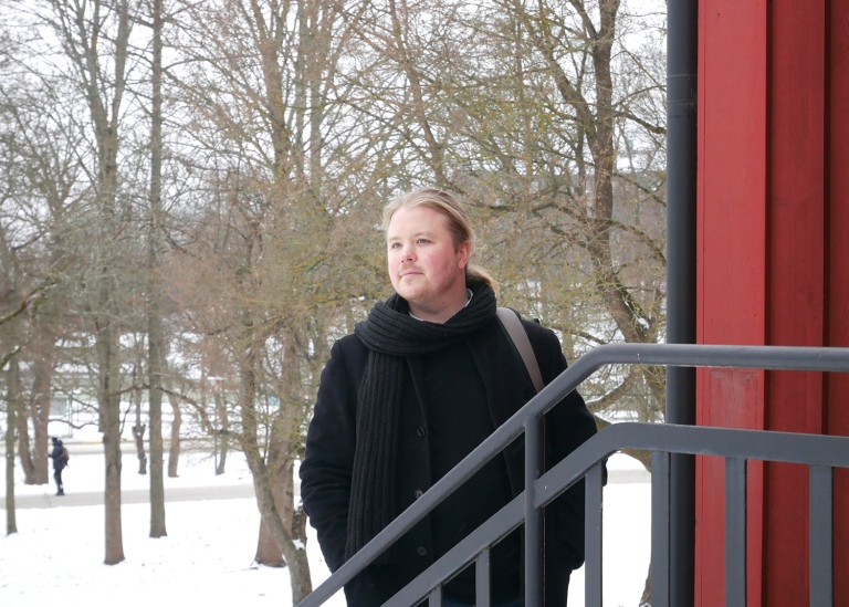 Benjamin Rostén utanför Villa Bellona på universitetet.
