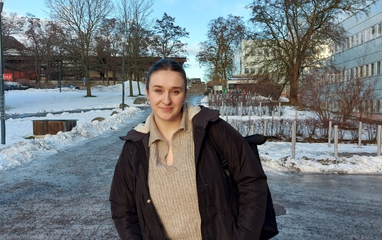 Karina utomhus på Frescati.