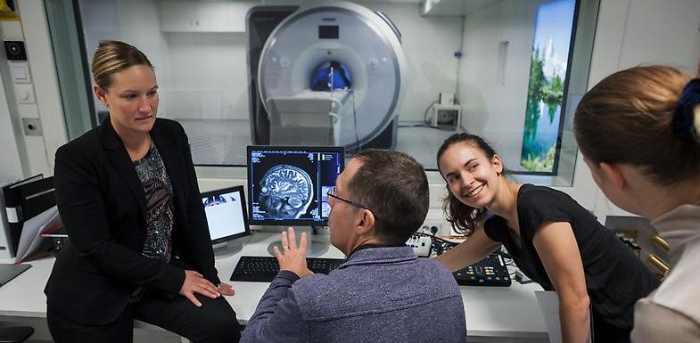 Vid Stockholm University Brain Imaging Centre (SUBIC) studeras hjärnavbildning i magnetkameran.