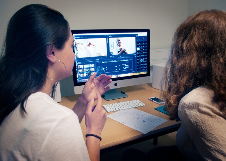 Studenter i redigeringsrummet på JMK. Foto: Ingmarie Andersson © 2019 Stockholms universitet