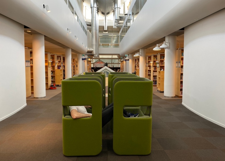 Interiör från Stockholms universitetsbibliotek.