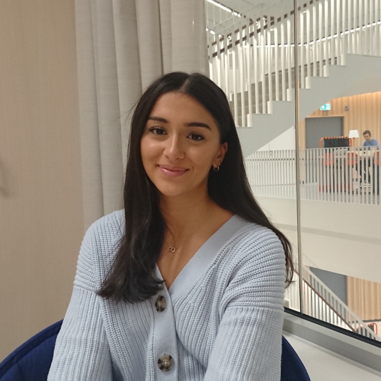 Abir, med ljusgården i Albano hus 1 i bakgrunden