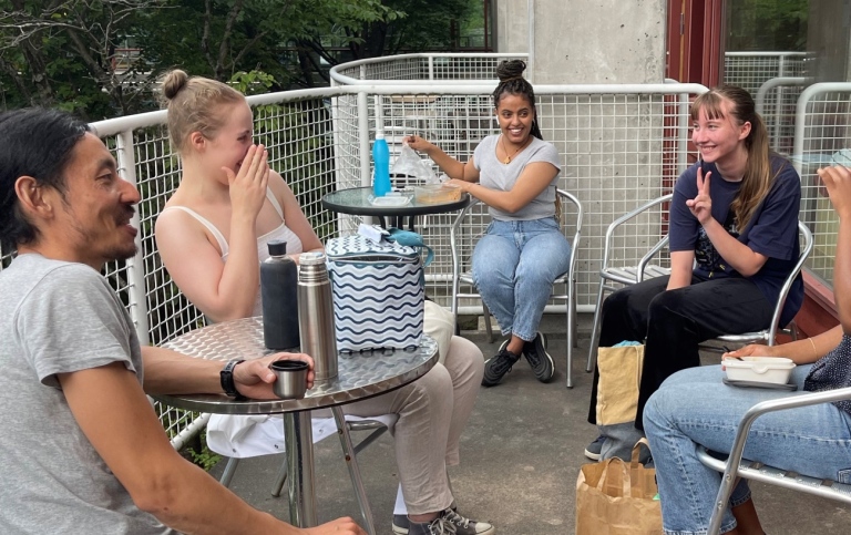 Studenter äter lunch på balkong