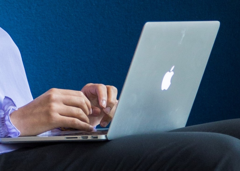 Laptop i knät