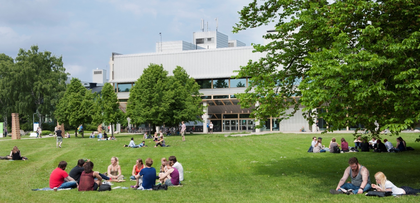 Studenter hänger på ängen utanför Arrhenius