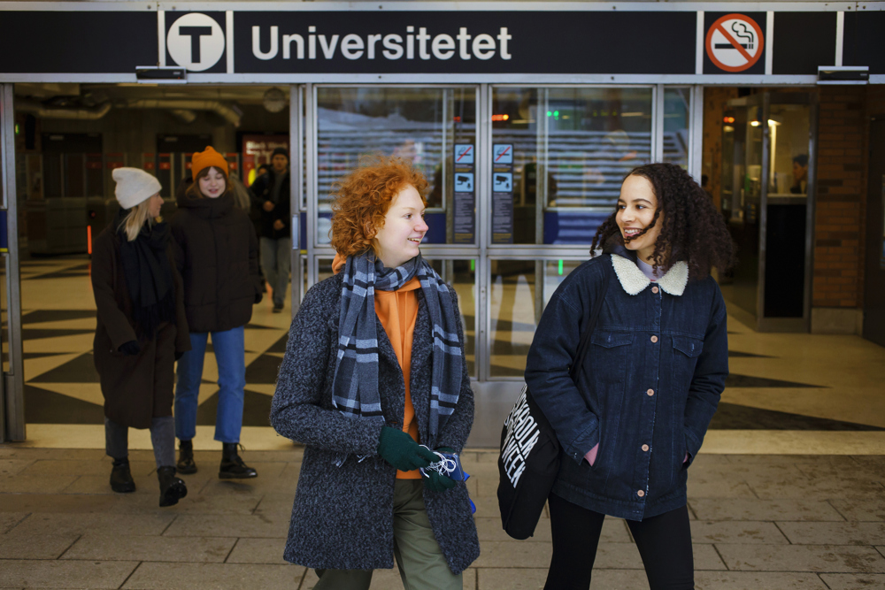 Ungdomar kommer från tunnelbanan.