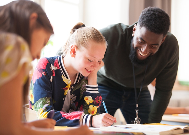 Lärarstudent och elever. VFU-placering? Information online 9 september kl. 12.15–12.45.