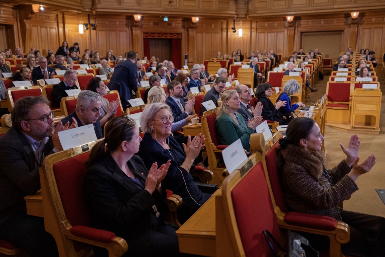 Members of Sweden's Parliament, the Riksdag, applauding at its annual Research Day on March 5, 2026. Now in its sixth year, the event opened with seminars for individual committees, followed by a joint session with invited researchers on politics and long-term challenges. Photo: Melker Dahlstrand/Sveriges riksdag