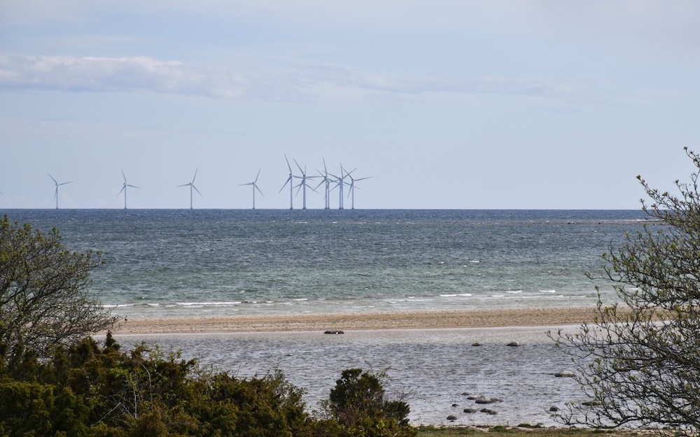Many wind turbines rely on critical raw materials, such as the rare earth elements used in their permanent magnets. The image shows an offshore wind farm in the Baltic Sea, off the island of Öland, Sweden. Photo: Cilla/Mostphotos