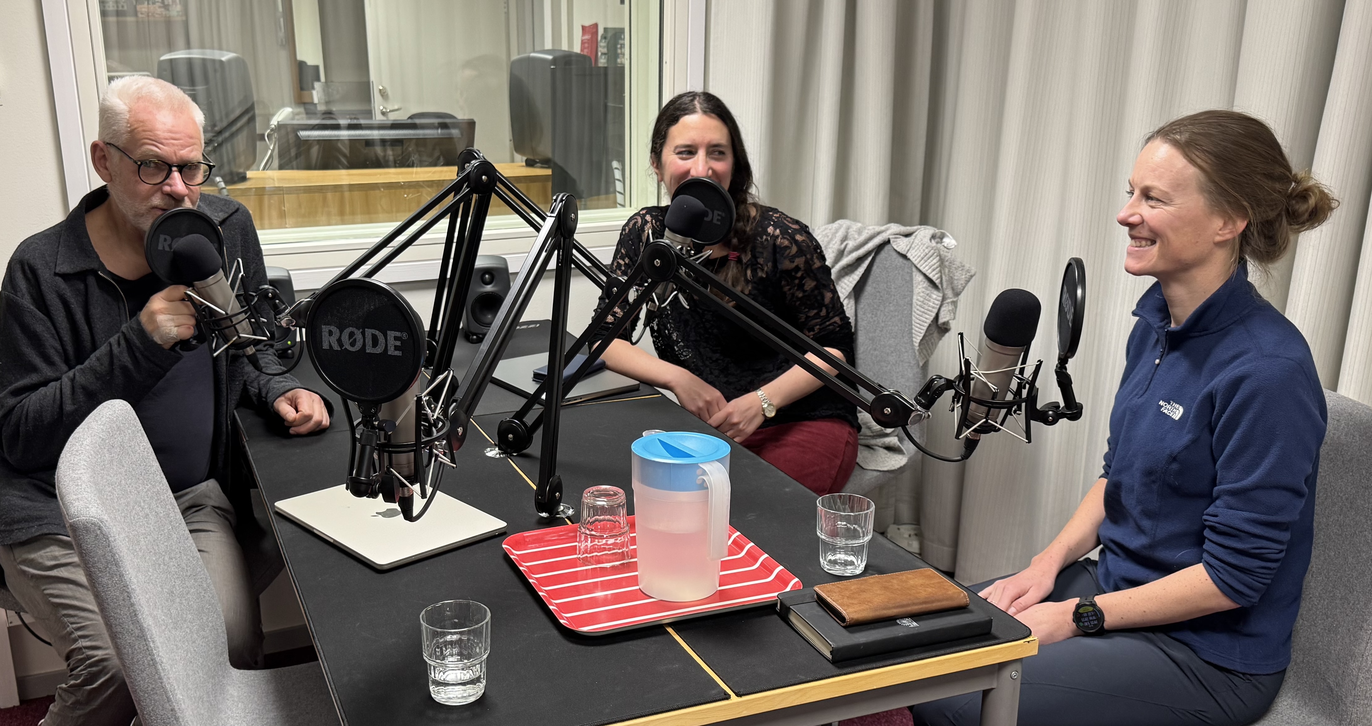 I studion: Mats, Sandra och Leonie.