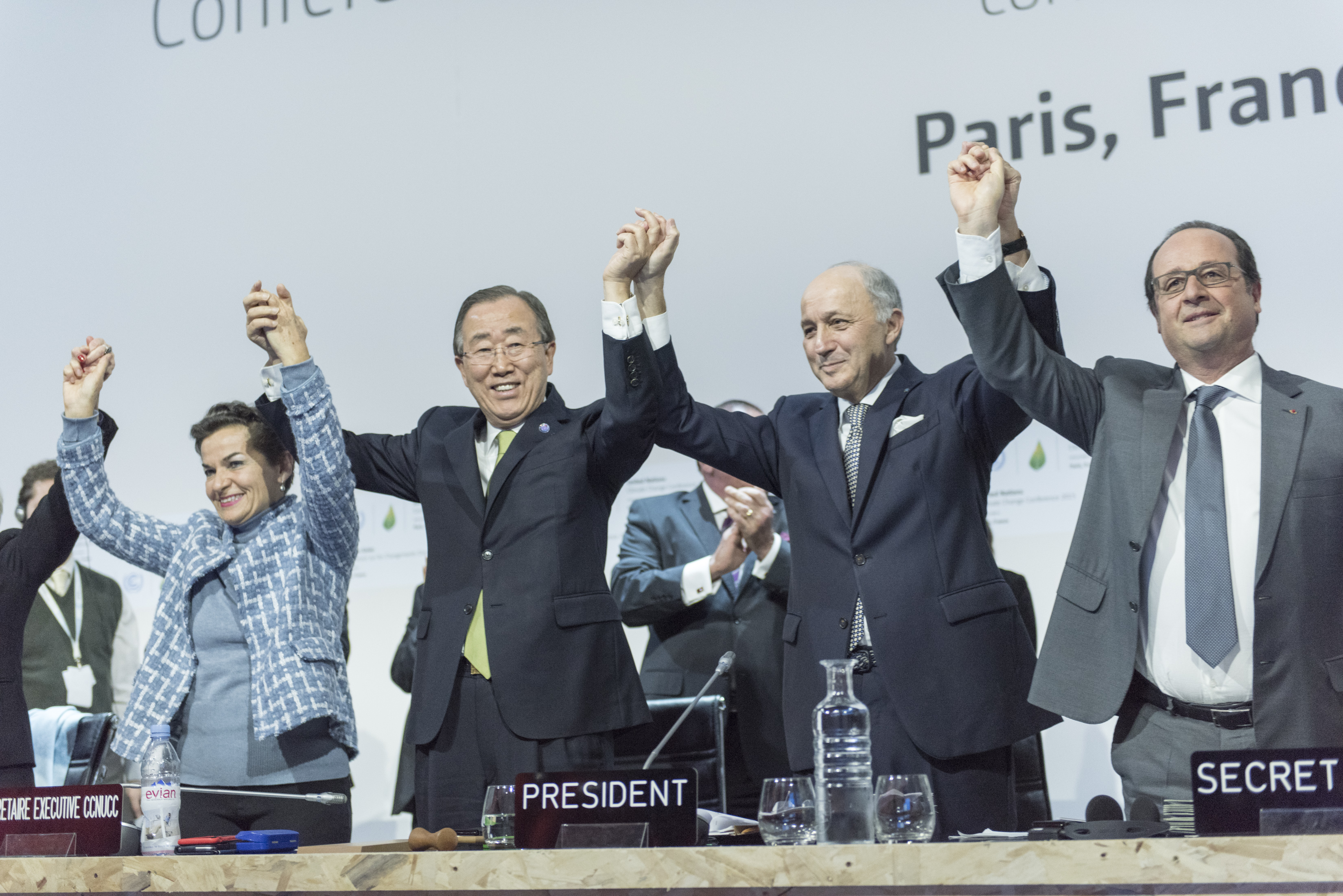 PARIS, DECEMBER 12, 2015. UN Secretary-General Ban Ki-moon (2nd left); Christiana Figueres (left), Executive Secretary of the UNFCCC; Laurent Fabius (2nd right), President of the COP21 climate summit and French president François Hollande (right), celebrate after the adoption of Paris Agreement. Photo: UN Photo/Mark Garten © December 12, 2015/Flickr CC BY-NC-ND 2.0