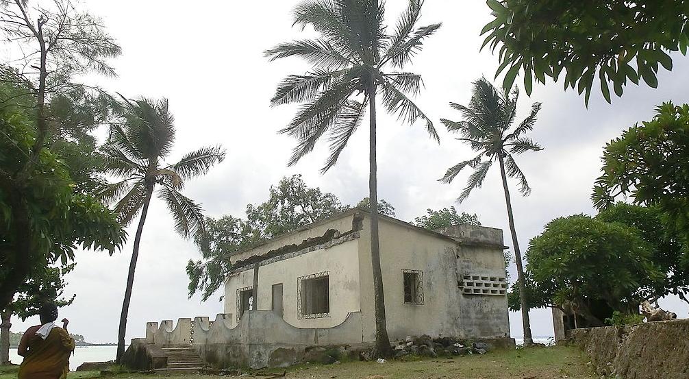 Bungalow de Bob Denard au bord de la plage aux Comores. Foto: Jose Antonio, Public domain, via Wikimedia Commons