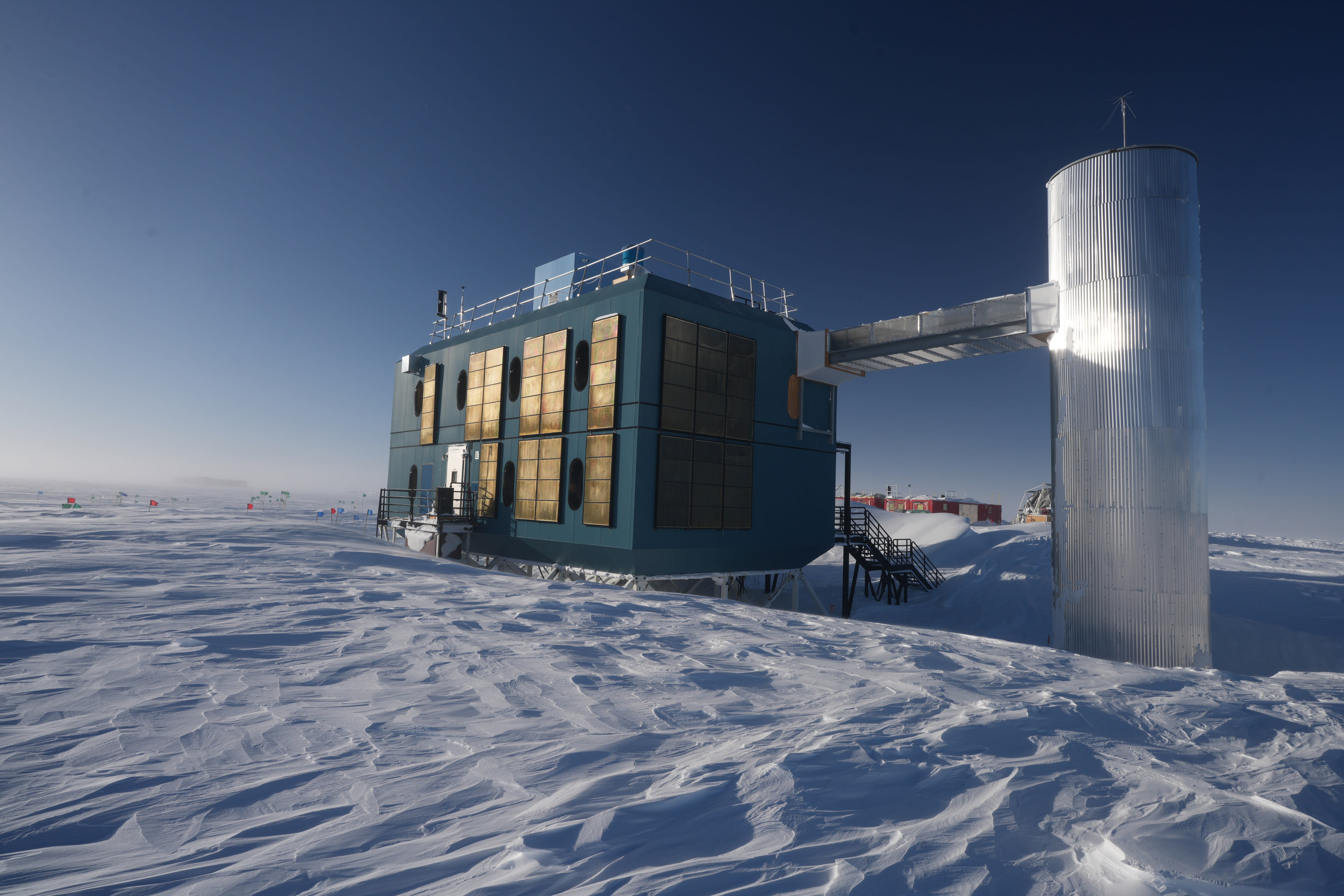 The IceCube laboratory at the Amundsen-Scott South
Pole Station in Antarctica. Photo: Ilya Bodo, IceCube/NSF