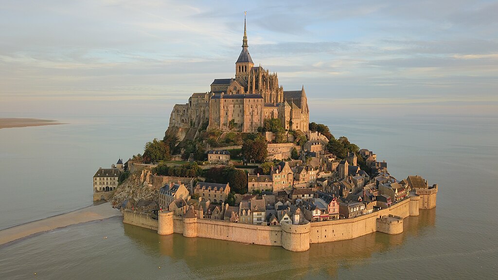 Flygfoto över Mont-Saint-Michel vid soluppgång. Taget med drönare. Amaustan, CC BY-SA 4.0, via Wikimedia Commons