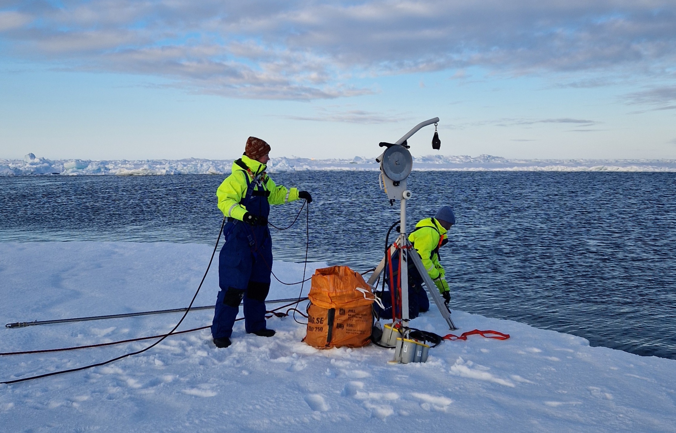 Caption: Susanna Hentschel and Hanna Winge deploying the VMP tool for turbulence observations.