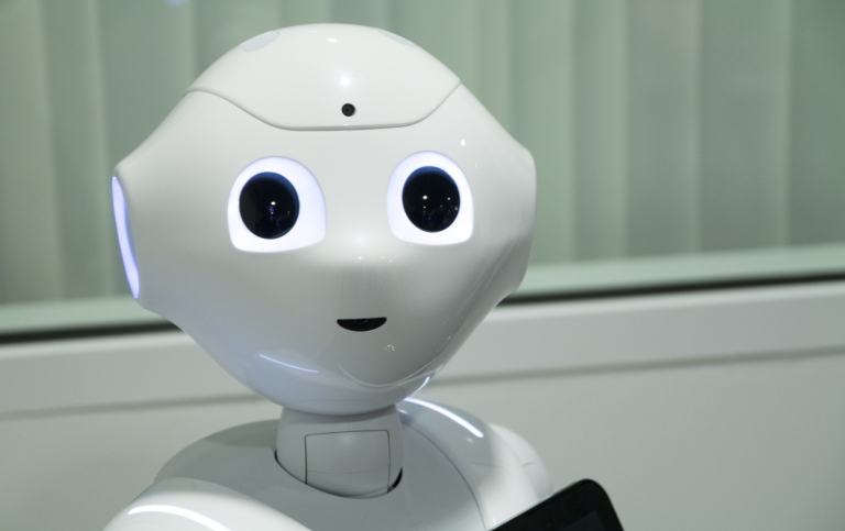Robot med vad som ser ut som en bit av en surfplatta.