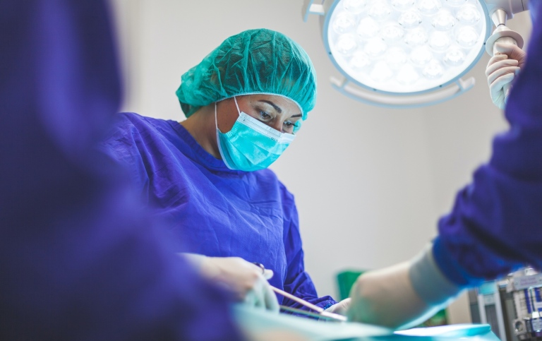 Läkare som opererar en patient.