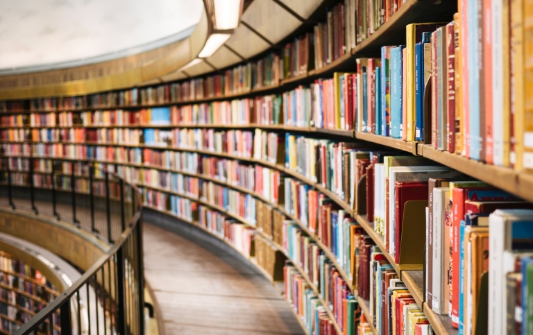 Bokhyllor på ett bibliotek