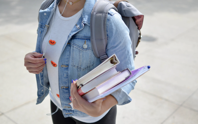 Student bär på böcker