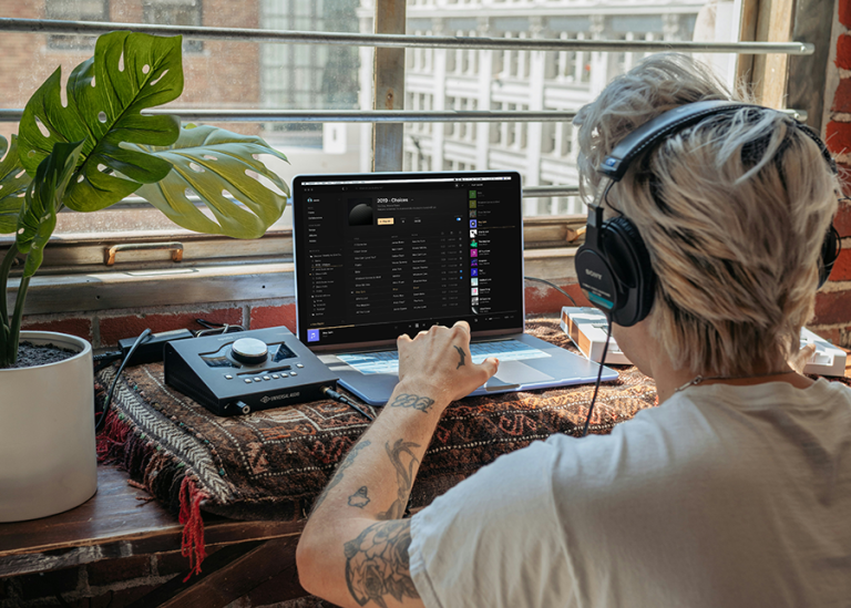 Person vid skrivbord som spelar in musik