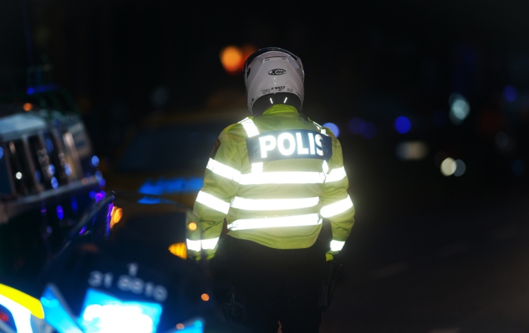 MC-polis med reflexväst nattetid.