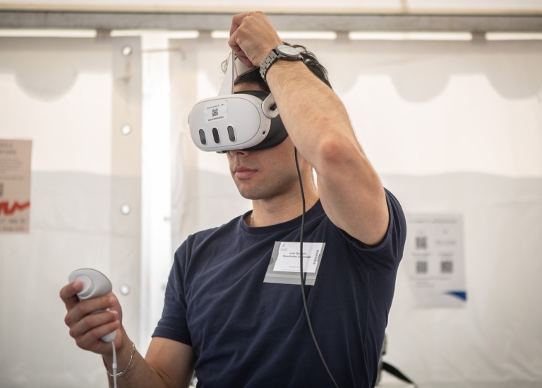 DSV's Luis Quintero demonstrating VR at Järvaveckan 2024. Photo: Kista Science City.