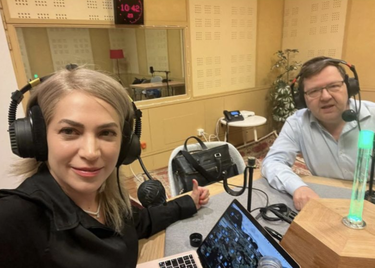 Tal- och röstforskare Gláucia Laís Salomão i radiostudion med Sten Ternström. med