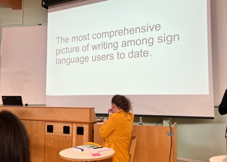 Foto. Moa Gärdenfors och opponentens citat vid disputationen
