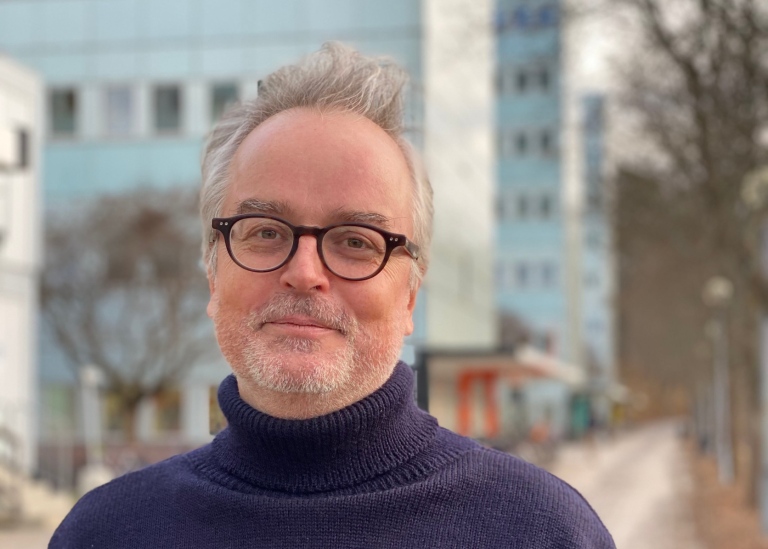 Professor Mattias Heldner utanför Södra Huset, Stockholms universitet.