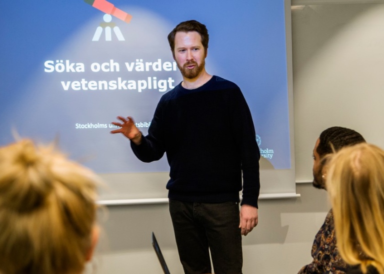 Lärare som står inför en grupp studenter