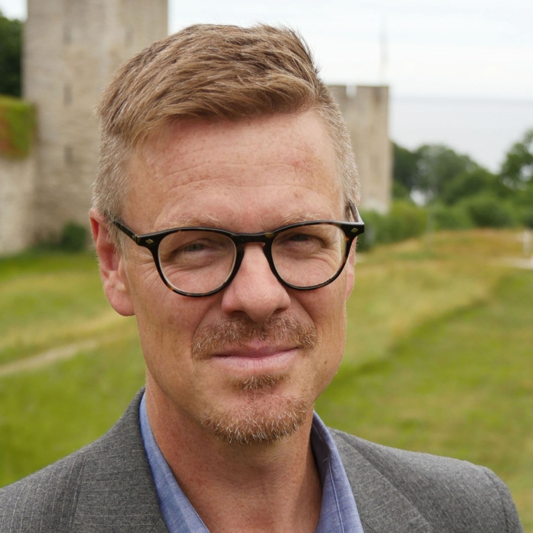 Foto på Stefan Lund utomhus.