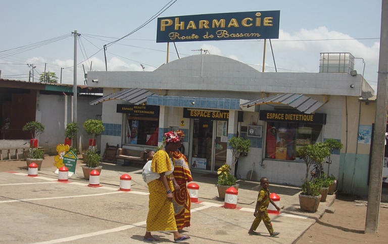 Officine de pharmacie privée à Abidjan, route de Bassam