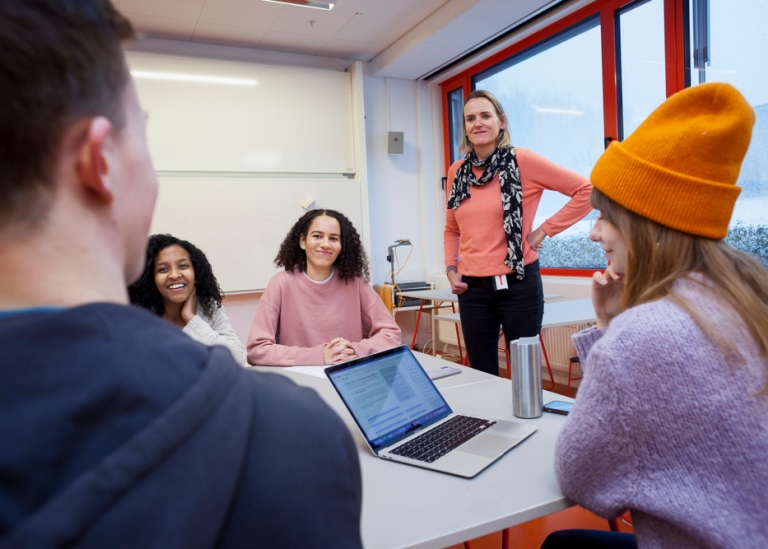 Studenter och lärare i samtal