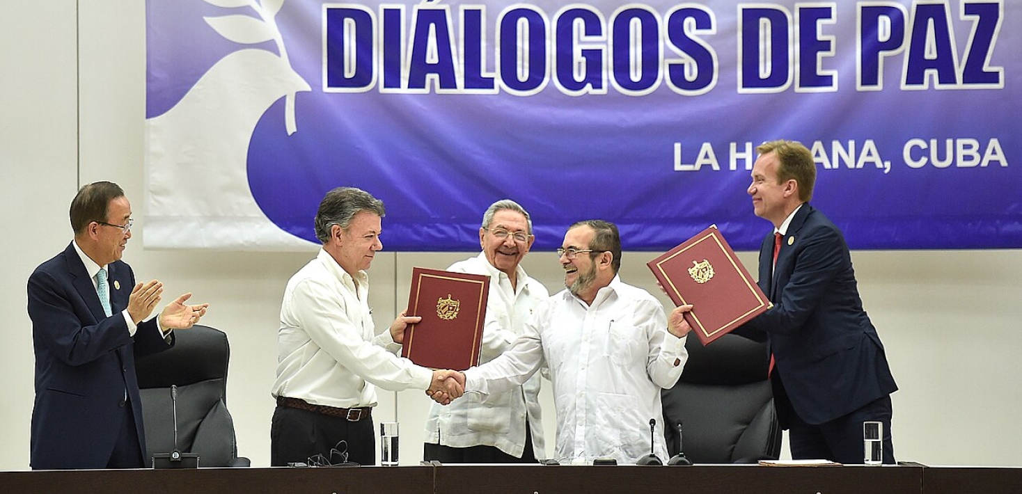 Historical Photo of the signing of the peace agreements between (F.A.R.C) and the Colombian Governme