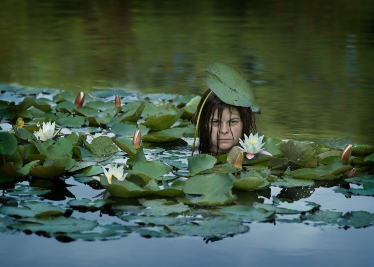 Ett sjörå tittar fram.